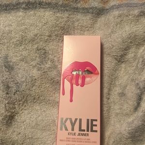 Kylie cosmetics velvet matte lip kit